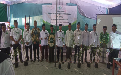 Penyerahan dan Penanaman Bibit Sawo pada PD PKPNU Kota Semarang